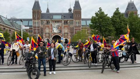 Fietsgezelschap voor het Rijksmuseum