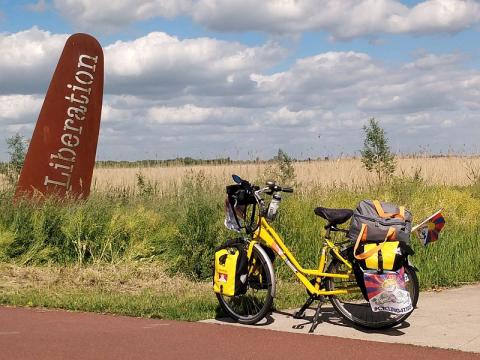 Fiets met 'Liberation' oorlogsmonument